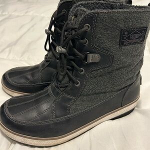 UGG Charcoal and Black rain duck Boots
Youth size 5 fits women’s size 7